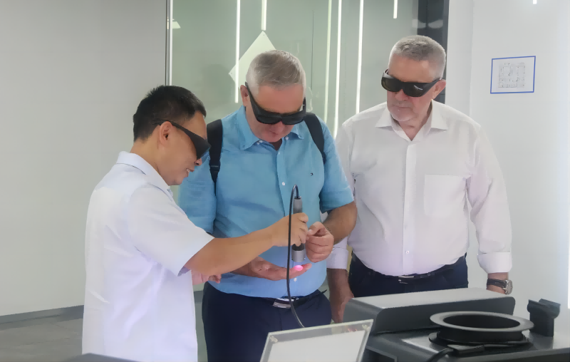 Hungariako Zientzia eta Teknologia eta Ekonomia eta Merkataritza Lankidetzako Ordezkaritzak PBM Medical Laser bisitatzen du Laser Teknologiaren muga arakatzeko